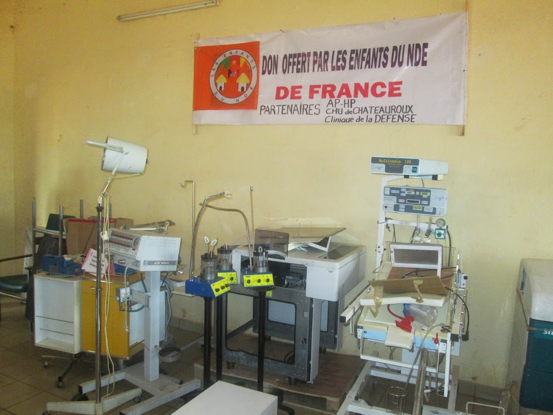 Matériel hospitalier stocké dans un garde-meuble