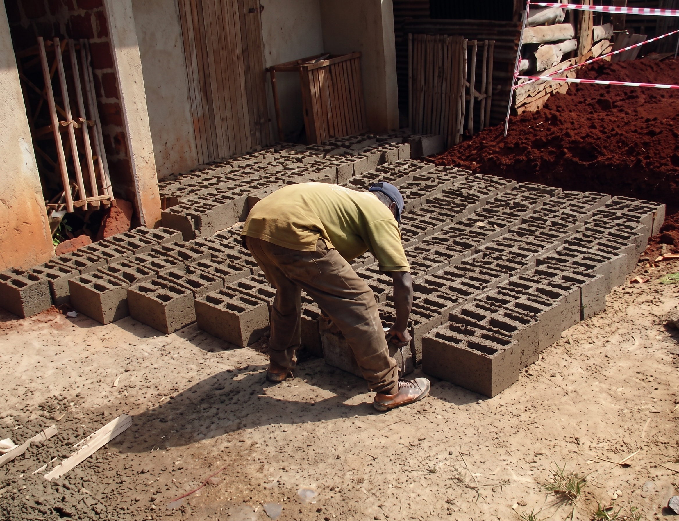 Fabrication locale des parpaings de 20