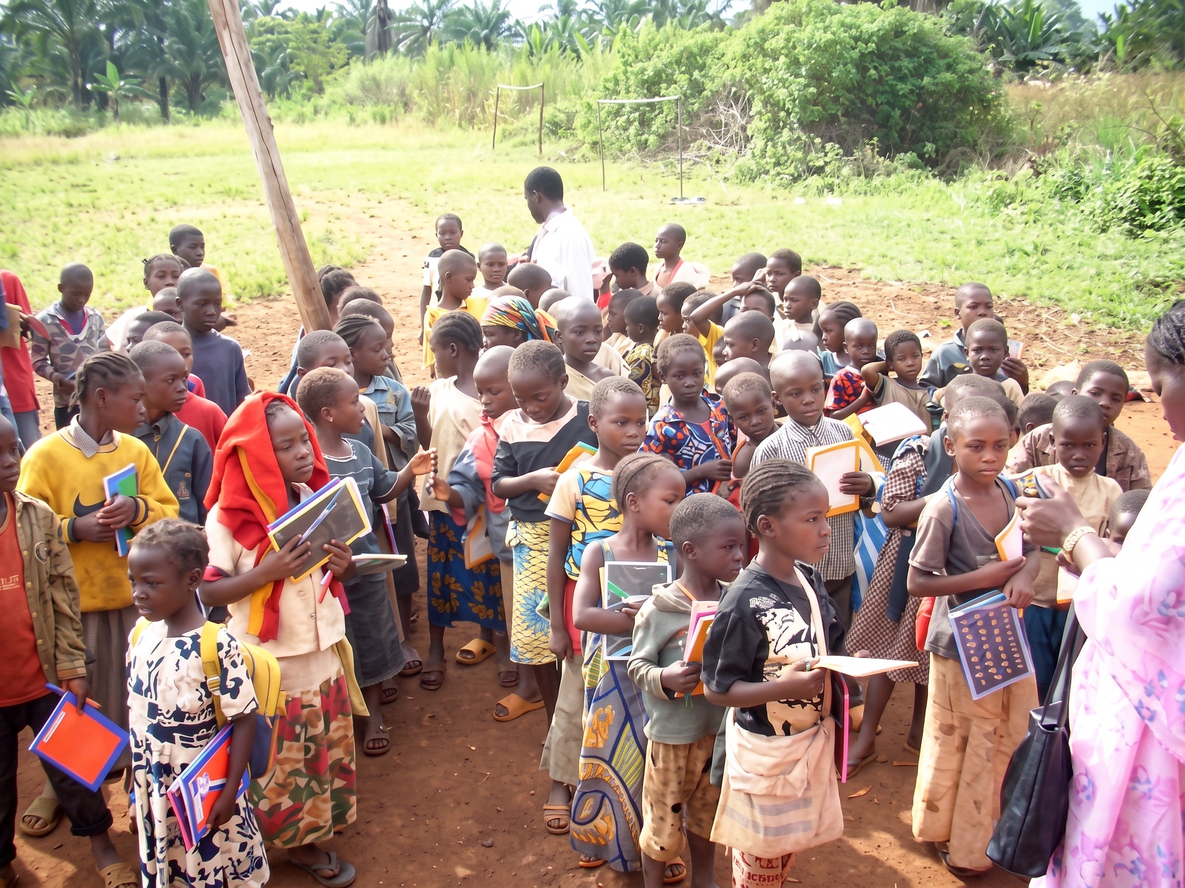 Enfants avec leurs fournitures